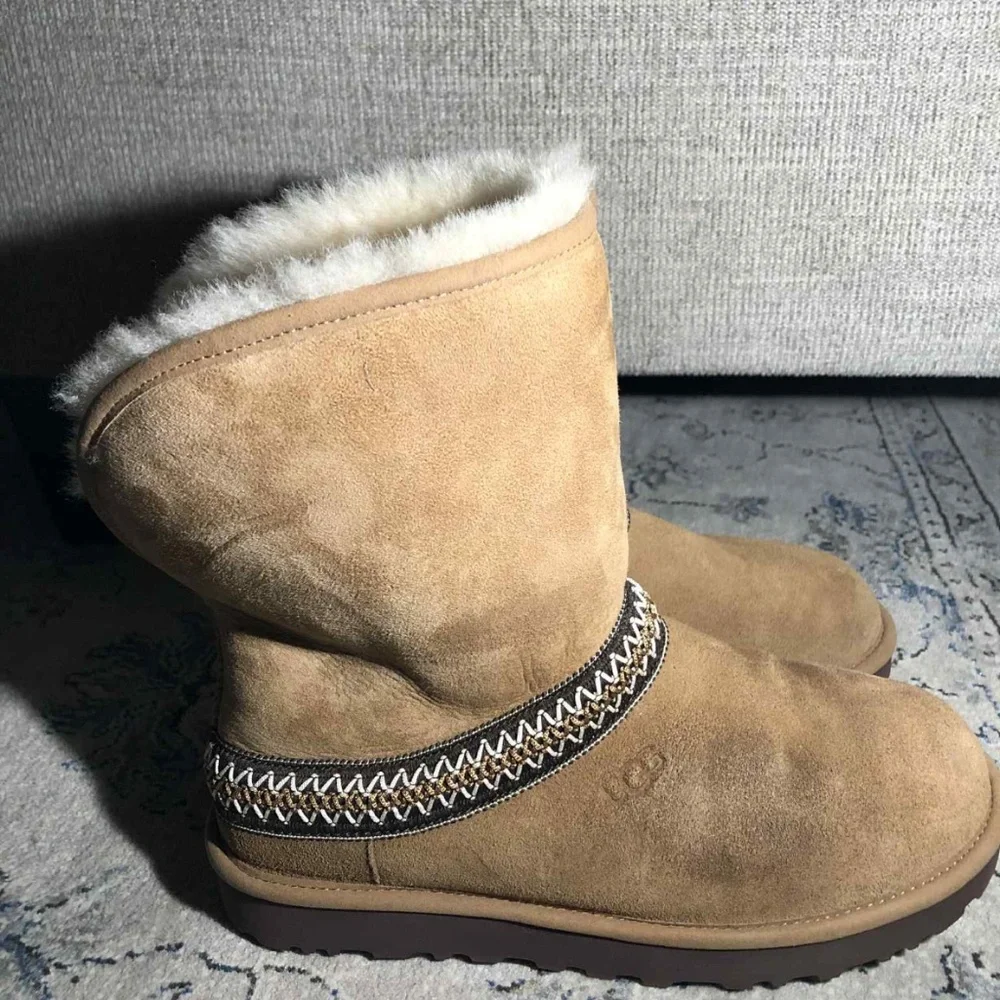 UGG Classic Short Crescent Chestnut